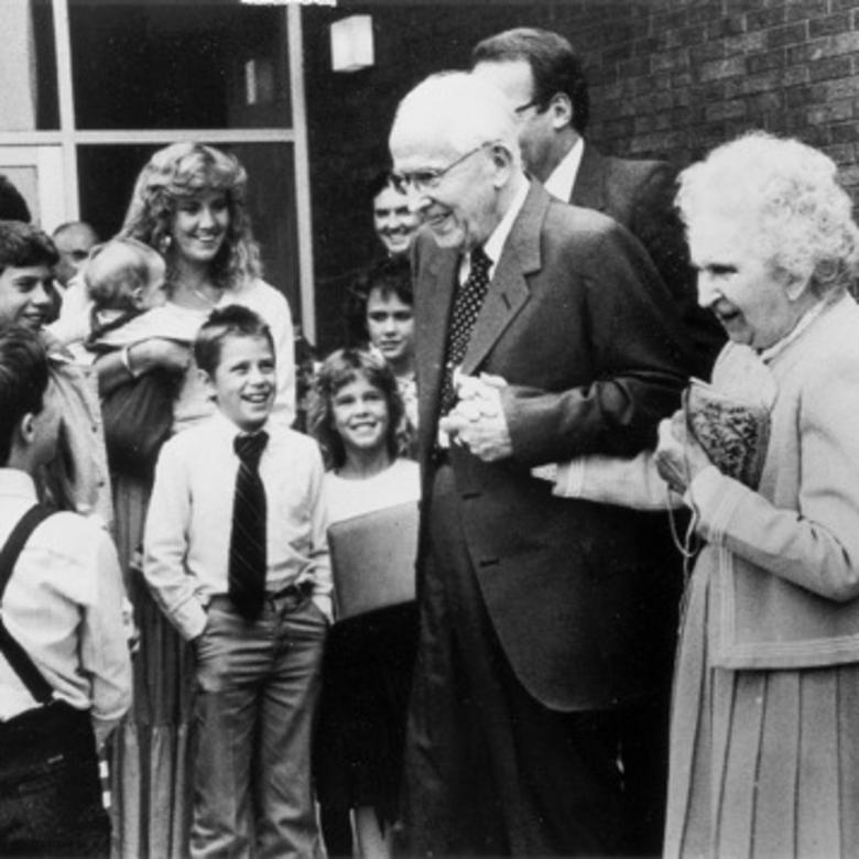 Il presidente e la sorella Benson salutano un gruppo di bambini, circa 1986.